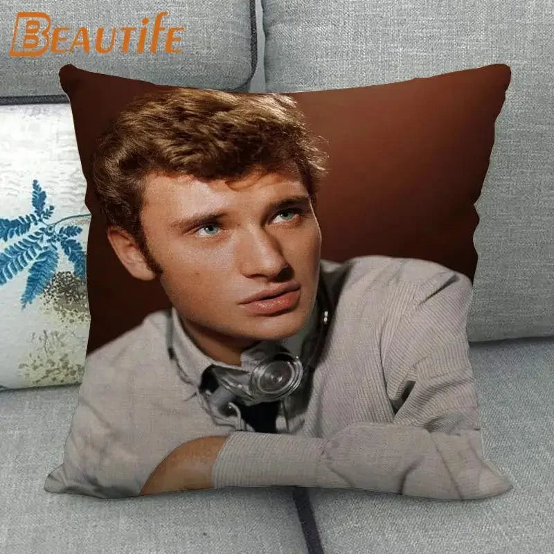 coussin carré moderne homme cheveux blond opacité noir bracelet cuir décoration chambre ornementalité universel