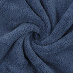 Texture moelleuse et enveloppante d'une serviette douce bleu marine.