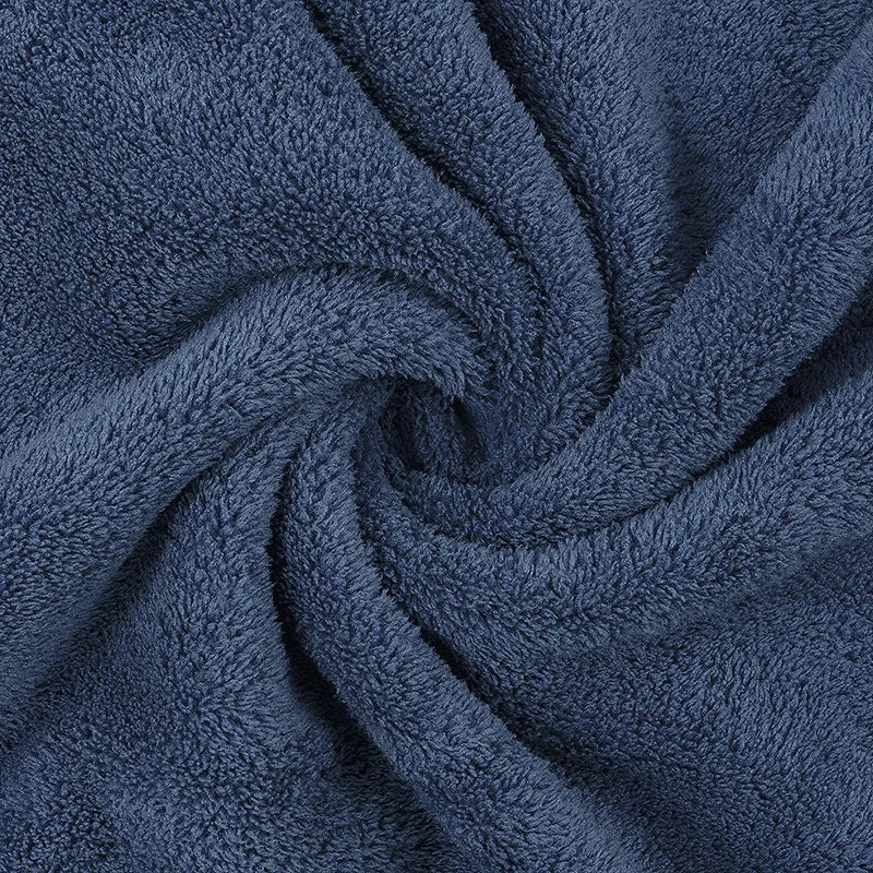 Texture moelleuse et enveloppante d'une serviette douce bleu marine.