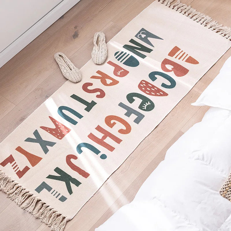 Sur le sol, on peut voir un tapis de salle de bain avec un motif géométrique et coloré, ainsi que deux paires de sandales.