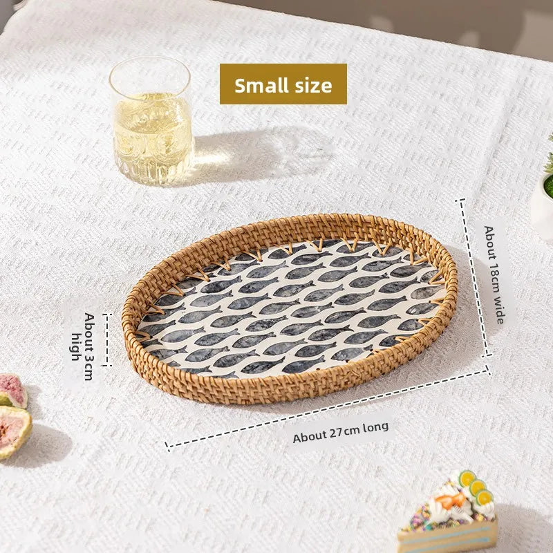 assiettes rotin motif floral moderne rustique fruits gâteau pain fourchette verre blanc intérieur