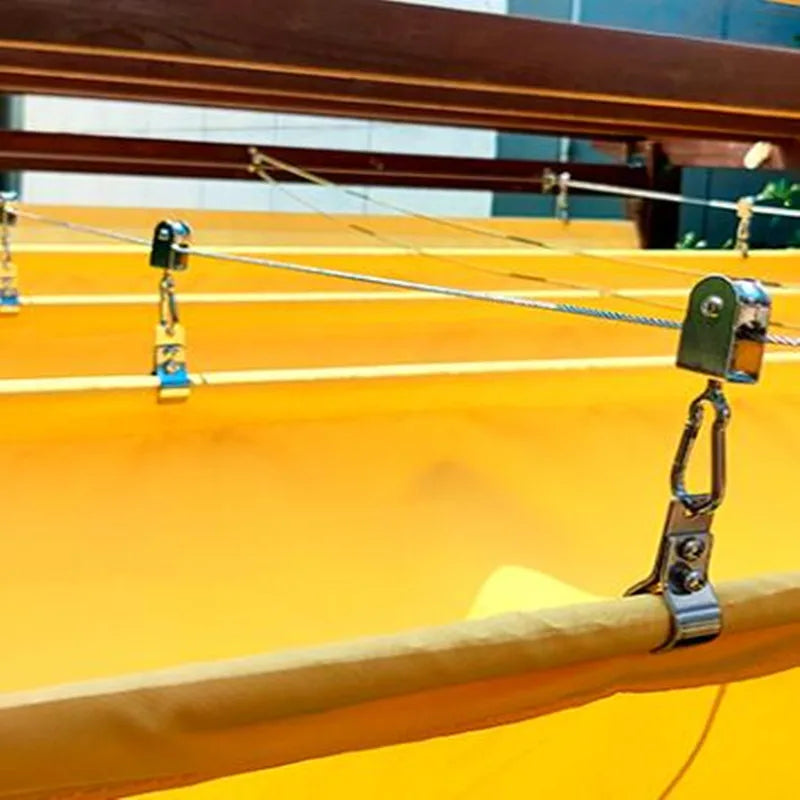 Détail du mécanisme à vagues coulissantes de la voile d'ombrage