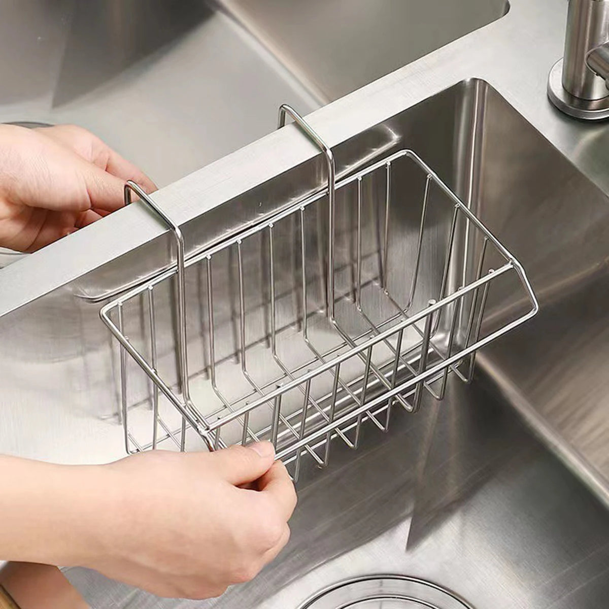 panier cuisine argenté maille régulière moderne clips serviette bleue brosse vaisselle gomme ménage détergent