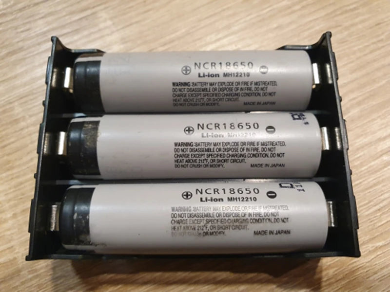 boîte stockage batterie 18650 noir pratique fixations slots rechargeables lithium ion