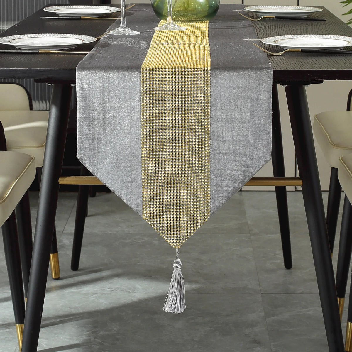 nappe décorative moderne tissu uni strass central franges couleur noir rouge or élégante table