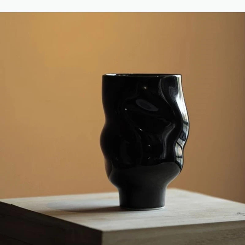 tasses modernes noir rouge texture ondulée brillante fonction table