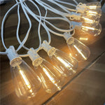 Guirlande lumineuse filament LED éclairant un patio pour une fête