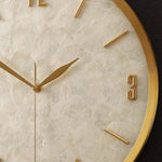 horloge murale moderne or blanc cadran marbré aiguille salon étude