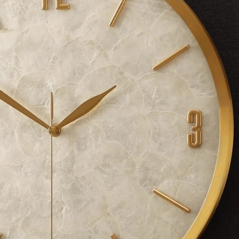 horloge murale moderne or blanc cadran marbré aiguille salon étude
