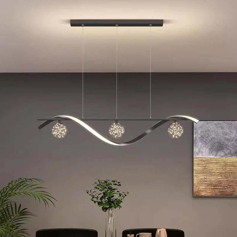 suspension lumineuse moderne or noir courbes élégantes contemporain chaînes suspendues trois sphères luminescentes barre