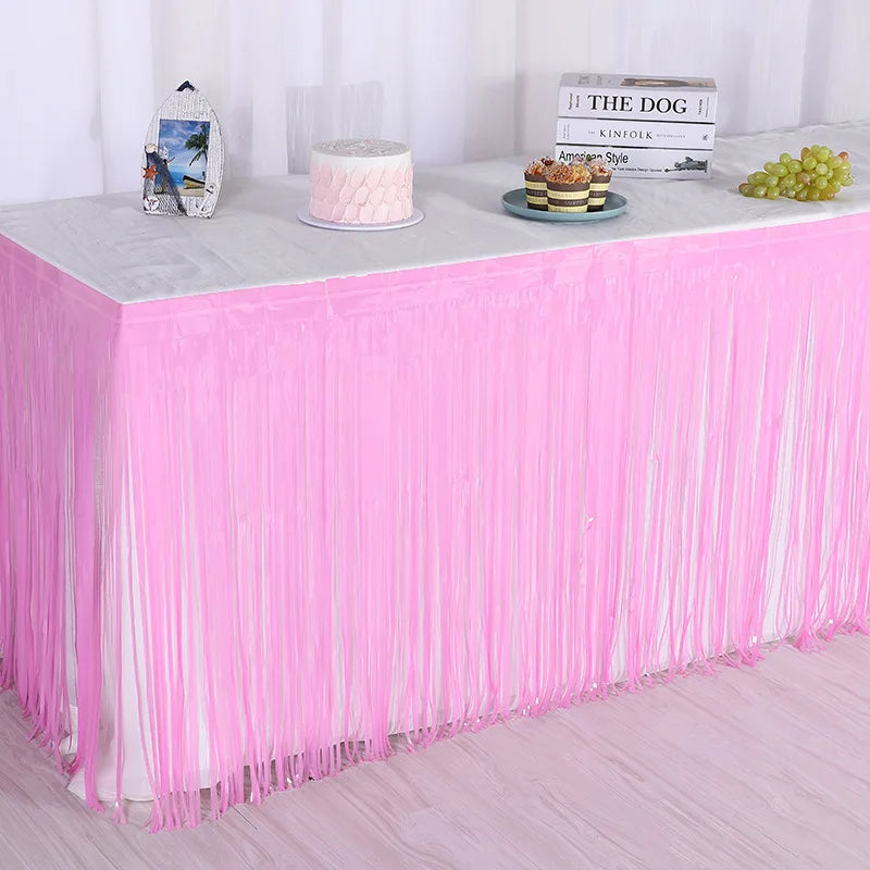 Jupette de table dans la couleur bourgogne avec décoration de table