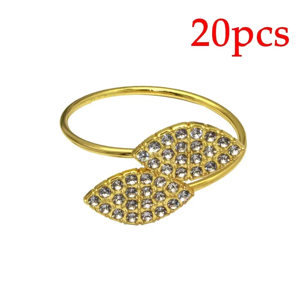 Bague dorée ornée de pierres blanches brillantes en forme de feuille.