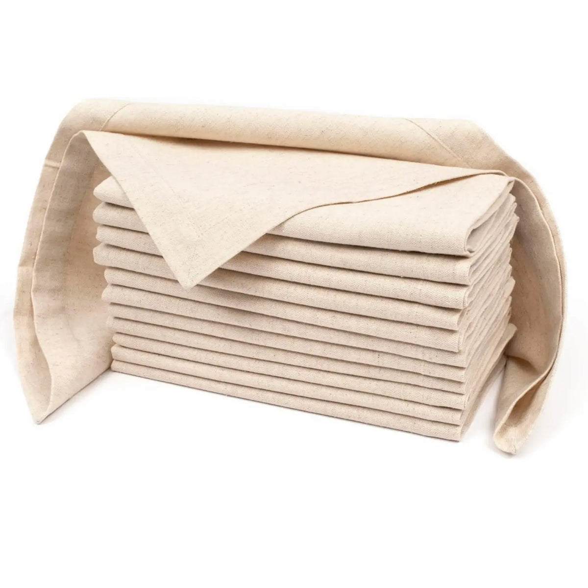 Pile de serviettes en coton beige pliées avec soin.