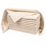 Pile de serviettes en coton beige pliées avec soin.