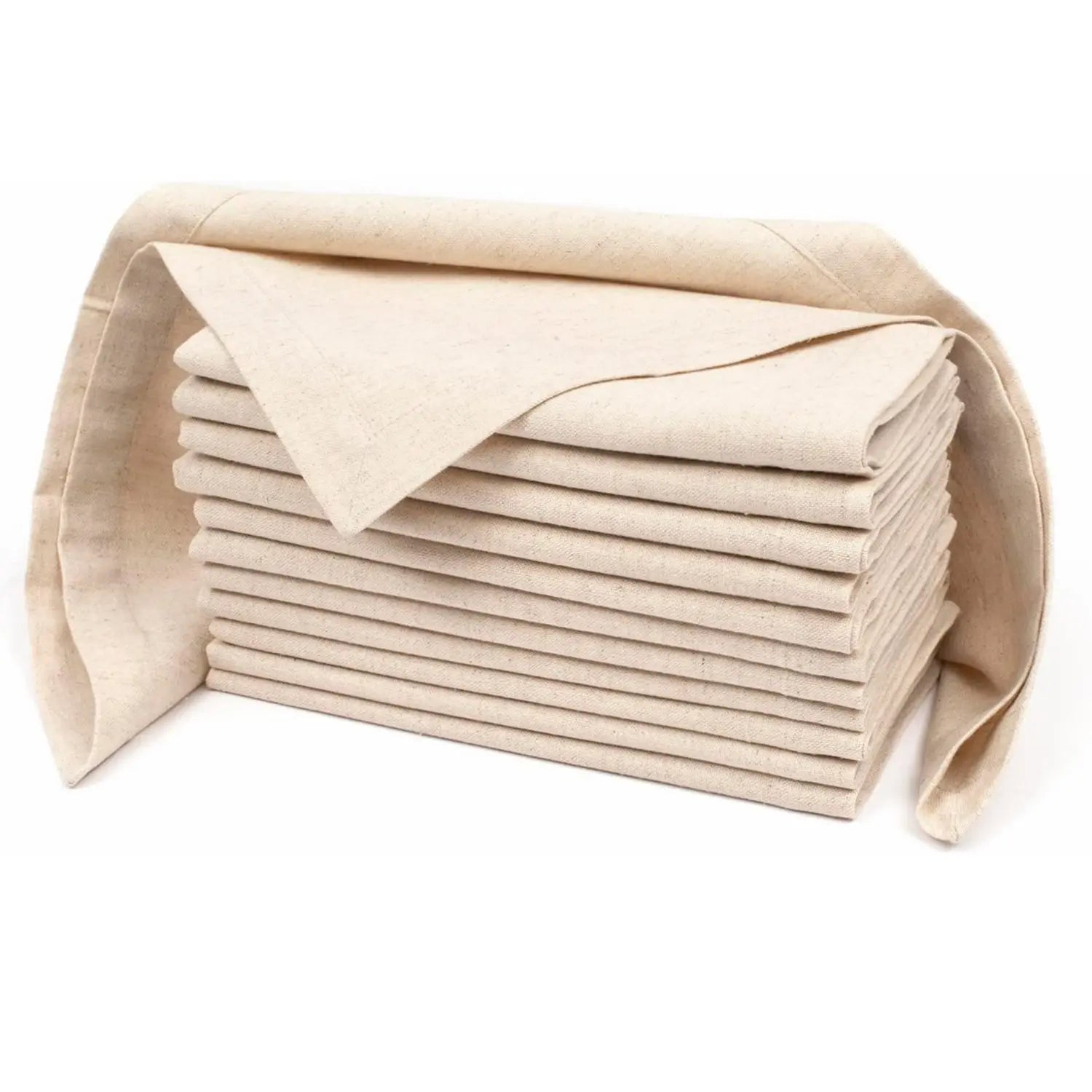 Pile de serviettes en coton beige pliées avec soin.