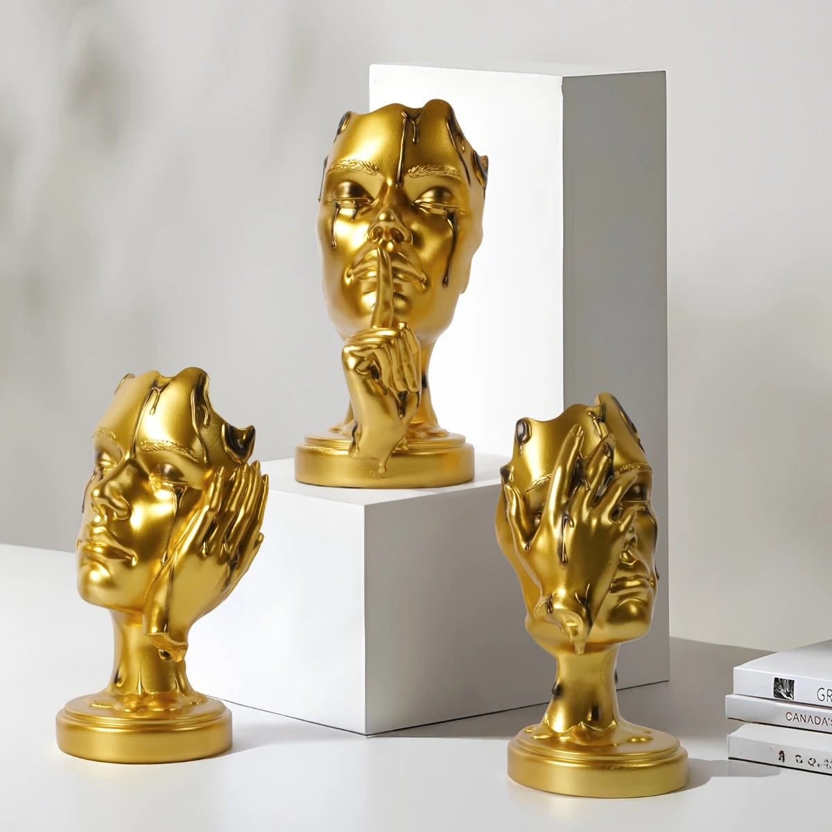 têtes sculptées contemporaines abstraites résine blanche or noire détails sculptés texture mate ornement intérieur