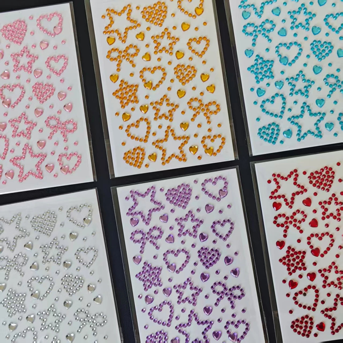 feuilles autocollantes motifs cœurs étoiles rubans abstrait rose jaune bleu violet rouge enfants