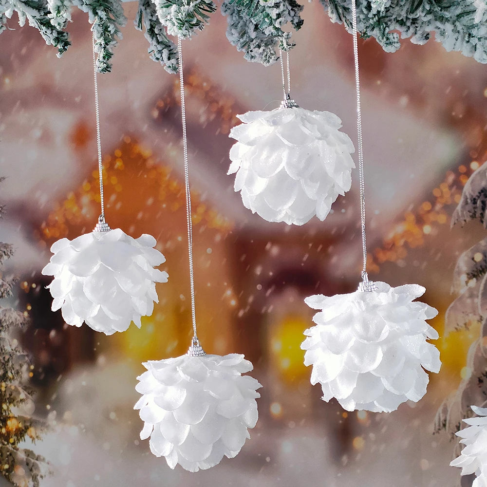Boules de Noël blanches suspendues avec guirlandes dorées