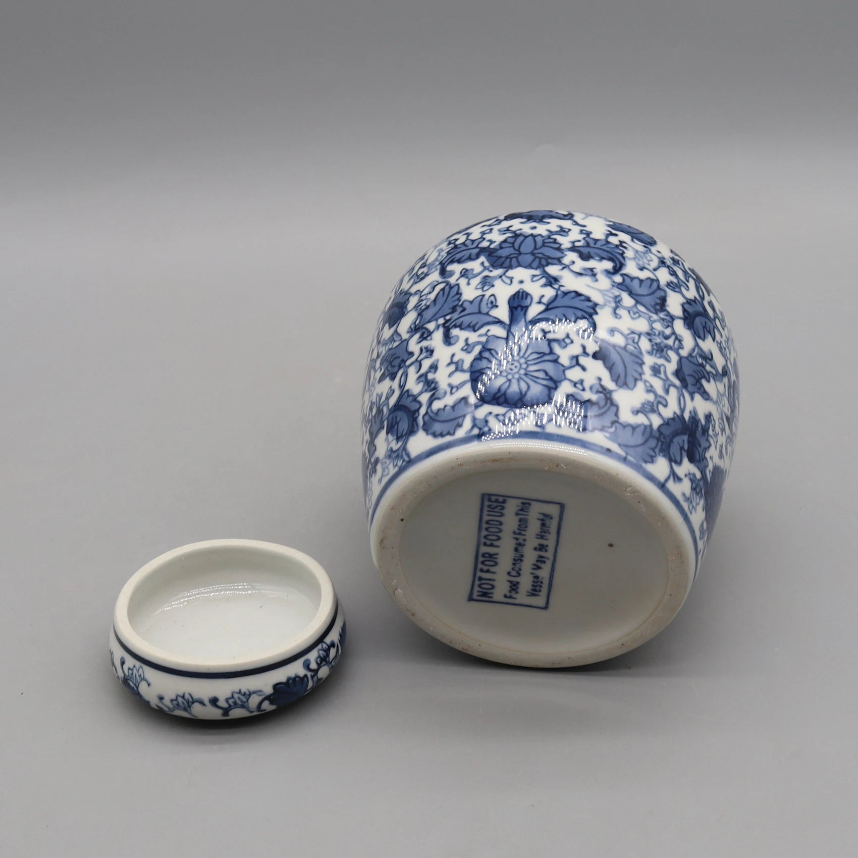Magnifique pot en porcelaine bleue et blanche ornée de motifs floraux délicats, offrant une beauté classique et élégante.