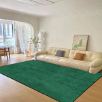 Salon lumineux avec canapé beige, table basse et tableau décoratif sur le mur.