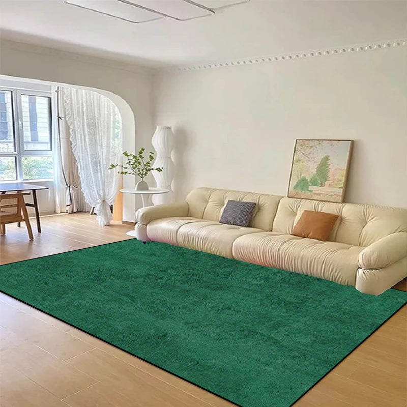 Salon lumineux avec canapé beige, table basse et tableau décoratif sur le mur.