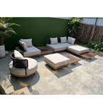 canapé jardin deux places tissu beige bois marron coussins blancs moderne pieds métalliques noirs