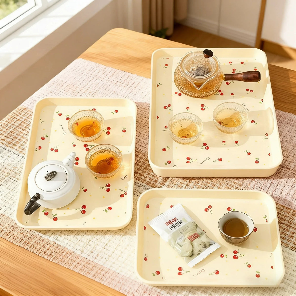 assiettes modernes motif cerises rouges décoration intérieure théière tasses saké blancées