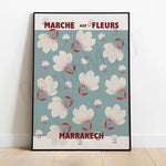 Affiche vintage avec des fleurs épanouies et le texte "Marche aux Fleurs Marrakech" dans un style élégant et coloré.