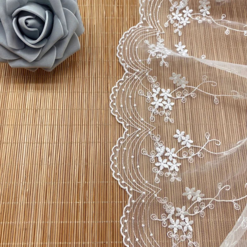 ruban dentelle fleurs blanches broderie fine 14cm largeur polyester opacite eco soluble 2mètres