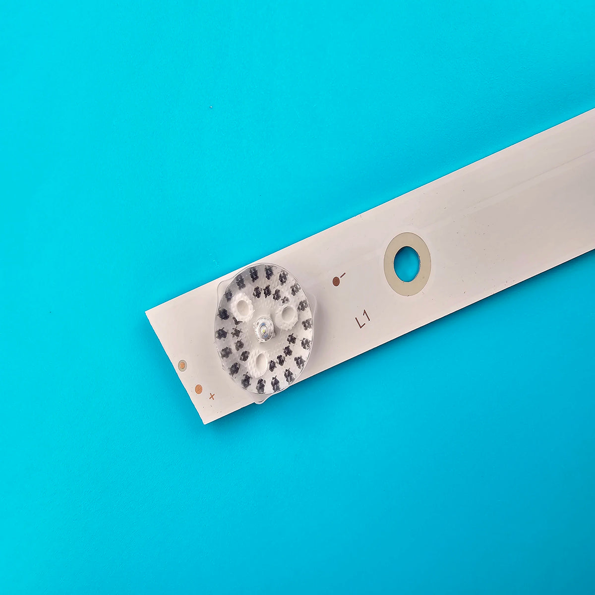 bande lumineuse led blanc moderne connecteurs boutons commandes télévision fixations électriques