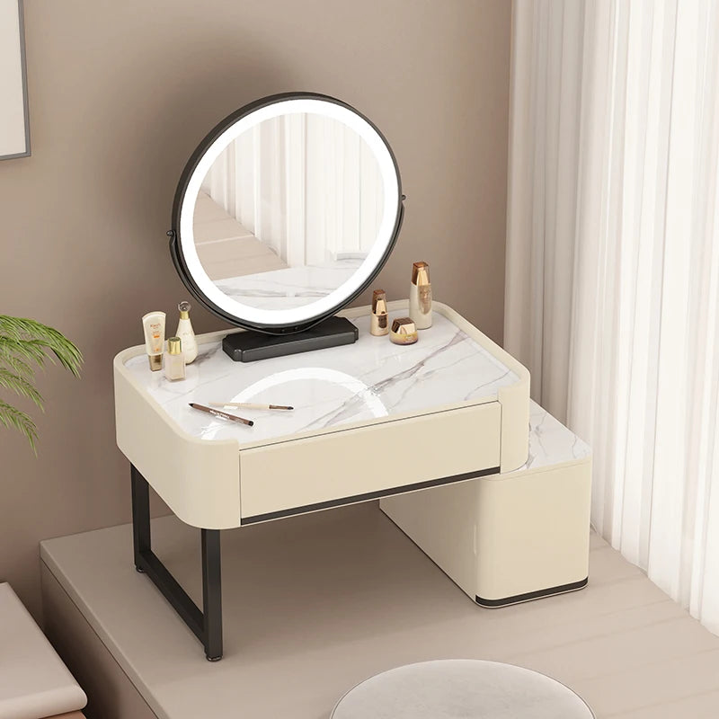 maquillage moderne marbre blanc tiroirs miroir pinceaux bouteilles pieds noirs