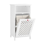 Armoire de salle de bain avec portes tressées et poignées rouges détaillées