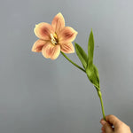 décoration intérieure bouquet fleurs artificielles tulipes violet orange jaune blanc marron réaliste