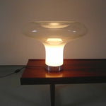 Détail de l'abat-jour blanc de la lampe champignon