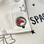 Rideau de chambre d'enfant avec motif spatial, parfait pour une décoration sur le thème de l'espace. Ce rideau est orné d'étoiles et d'éléments graphiques inspirés de l'univers, avec des œillets métalliques pour une installation facile. Idéal pour apporter une touche de fantaisie à la chambre des petits explorateurs de l'espace.