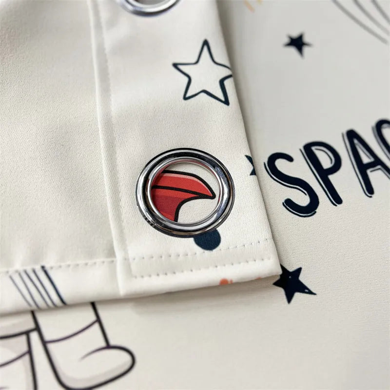 Rideau de chambre d'enfant avec motif spatial, parfait pour une décoration sur le thème de l'espace. Ce rideau est orné d'étoiles et d'éléments graphiques inspirés de l'univers, avec des œillets métalliques pour une installation facile. Idéal pour apporter une touche de fantaisie à la chambre des petits explorateurs de l'espace.