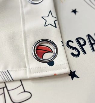Rideau de chambre d'enfant avec motif spatial, parfait pour une décoration sur le thème de l'espace. Ce rideau est orné d'étoiles et d'éléments graphiques inspirés de l'univers, avec des œillets métalliques pour une installation facile. Idéal pour apporter une touche de fantaisie à la chambre des petits explorateurs de l'espace.