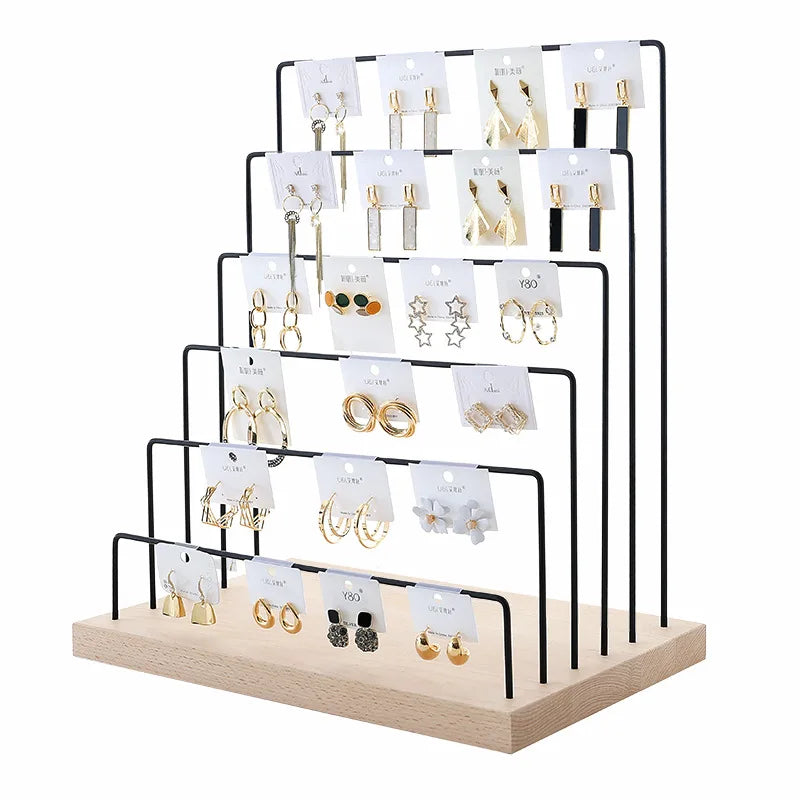 Présentoir à bijoux avec boucles d'oreilles et colliers rangés