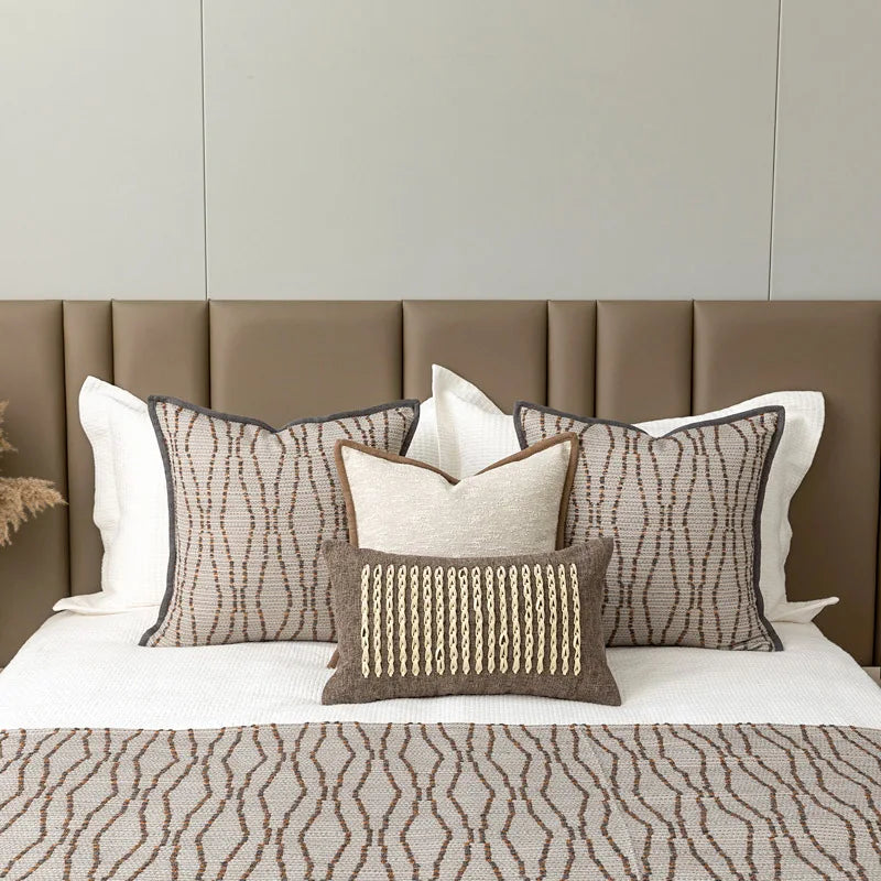 housse coussin carré beige bordure marron motif jacquard tissu décoratif maison sofa salon voiture