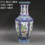Vase de porcelaine décoré de motifs floraux et de figurines d'animaux dans des couleurs vives de bleu, blanc et violet.