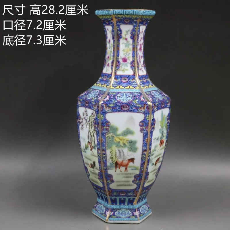 Vase de porcelaine décoré de motifs floraux et de figurines d'animaux dans des couleurs vives de bleu, blanc et violet.