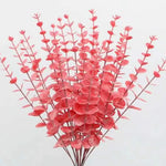 bouquet artificiel feuilles vertes naturel minimaliste ruban blanc vase blanc tapis beige ornement extérieur