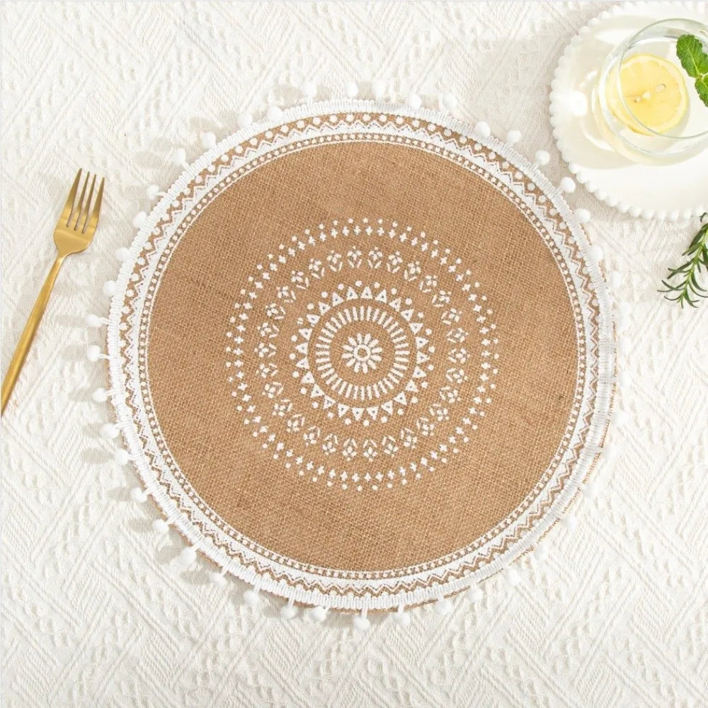 serviettes table boho chic beige noir motifs géométriques franges tissu lin opaques rondes