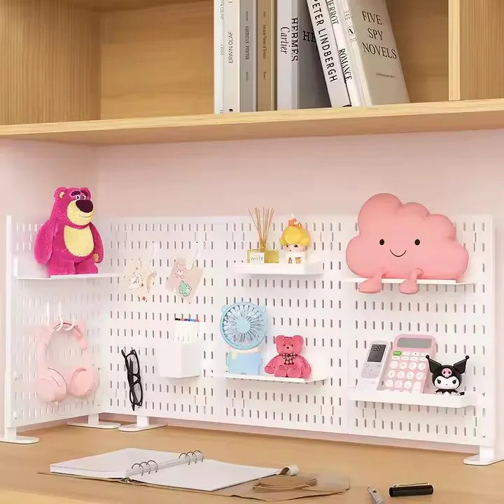 panneau rangement perforé blanc moderne clips horloge calendrier accessoires organisation décoration chambre enfants jouets