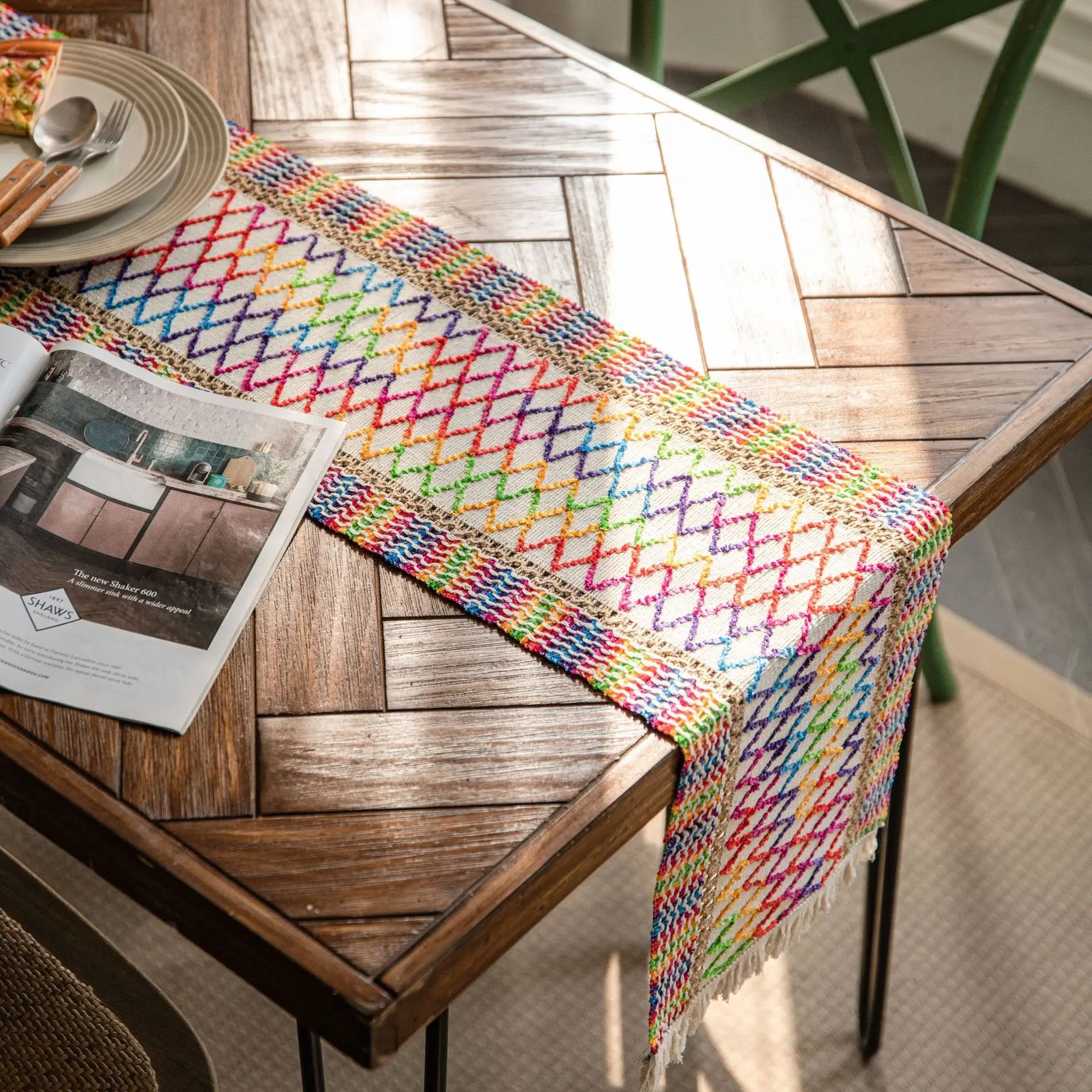 Un chemin de table coloré et texturé qui ajoute une touche de style et de personnalité à la décoration de cette table en bois.