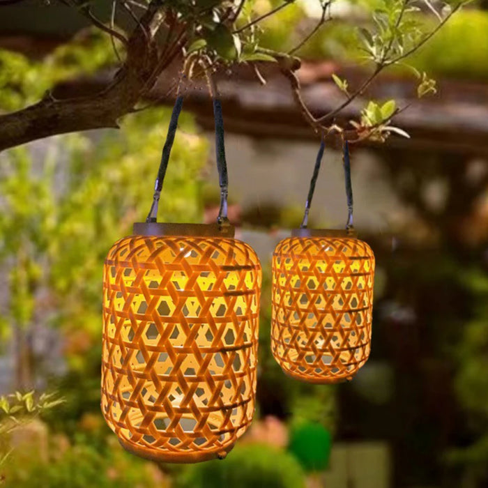Lanterne solaire extérieur en rotin et bambou suspendue dans un jardin