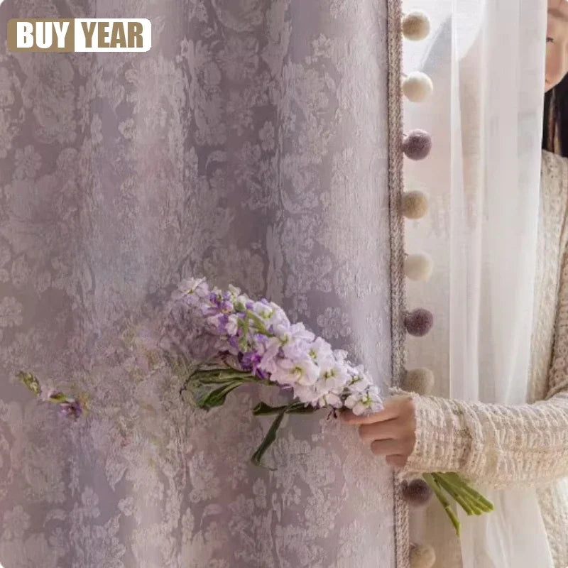 rideau floral brodé gris clair élégant maison moderne pompons occlusion