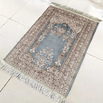 tapis prière islamique traditionnel bleu clair motifs floraux polyester lavable machine voyage usage intérieur
