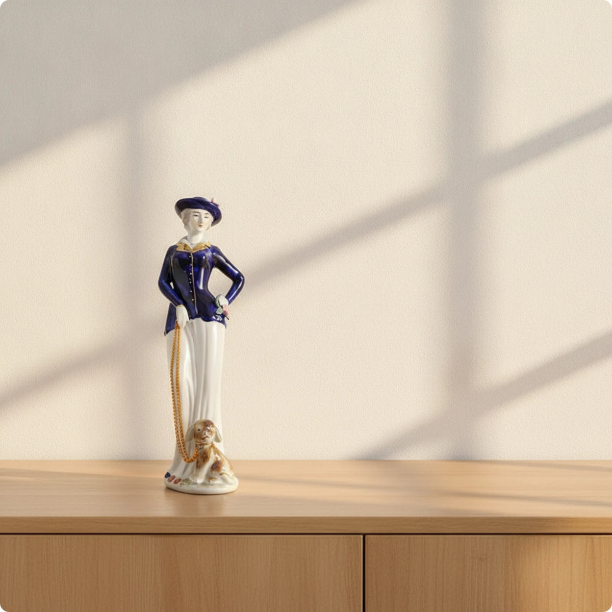 statuette féminine céramique émaillée robe élégante motifs floraux classique chapeau blanc bleu doré
