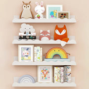 étagère murale flottante bois blanc ondulé décoration moderne livres peluches cadres guirlande chambre salon